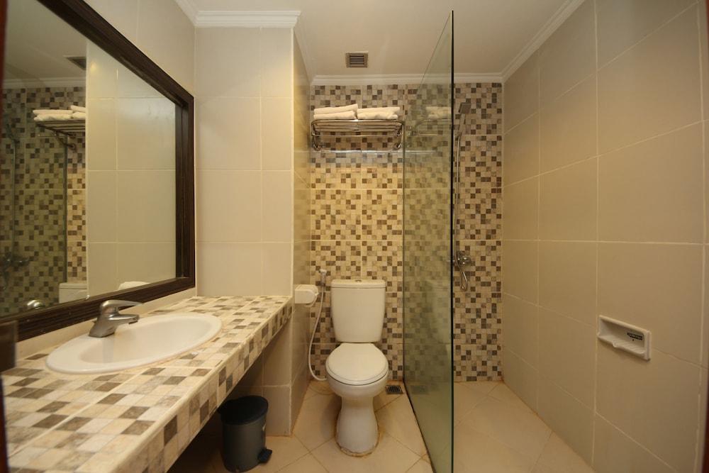 Maharani Hotel Jakarta Exterior photo