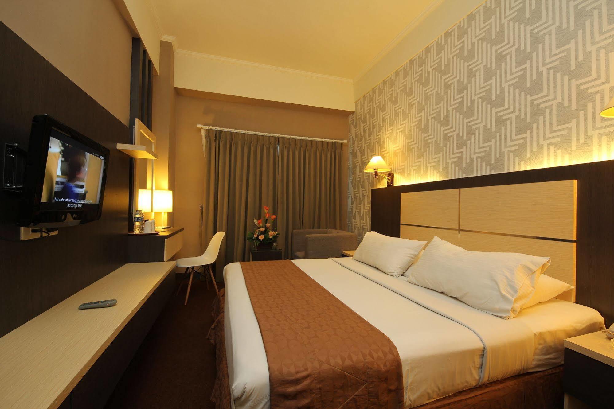 Maharani Hotel Jakarta Exterior photo
