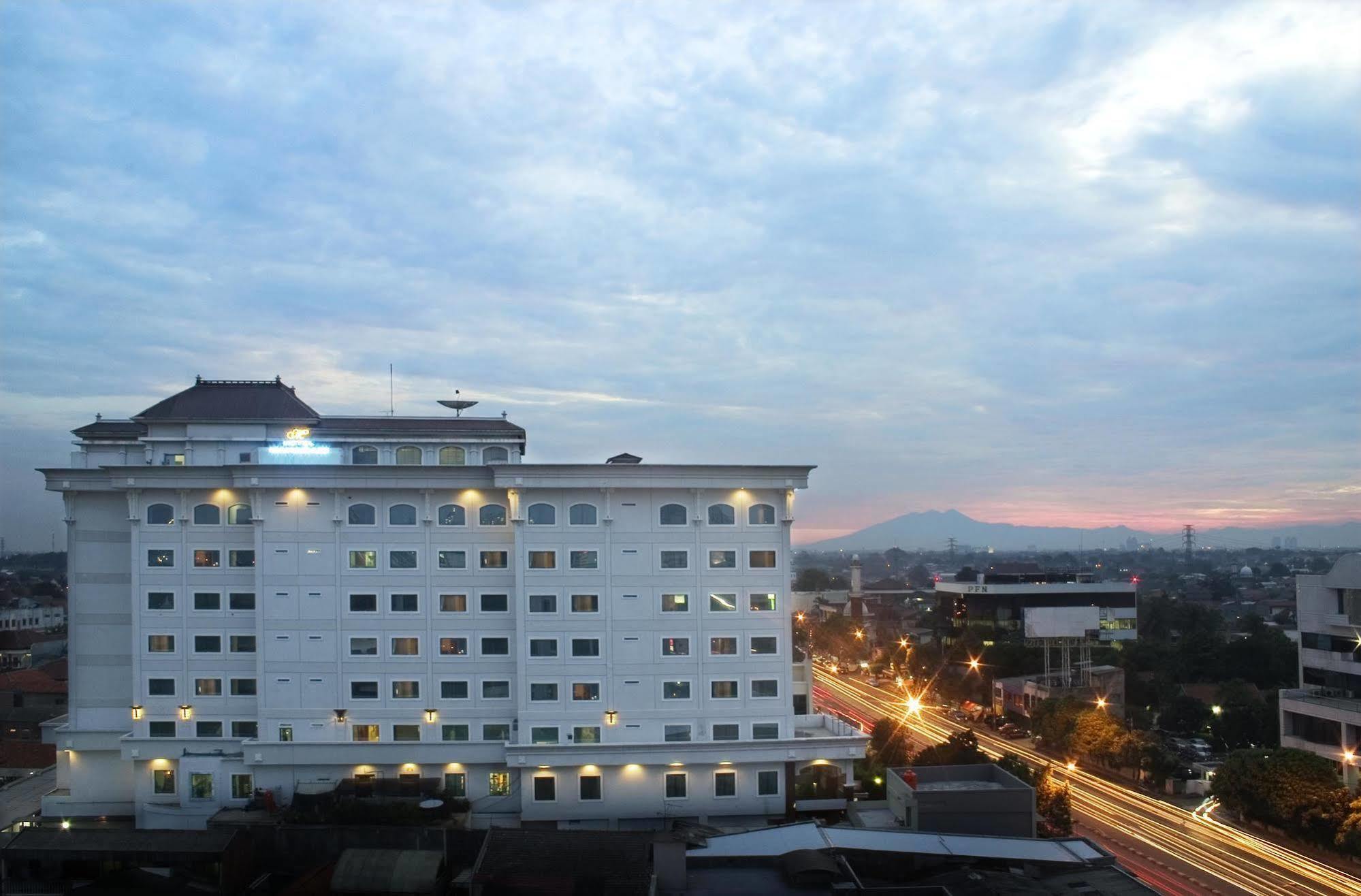 Maharani Hotel Jakarta Exterior photo